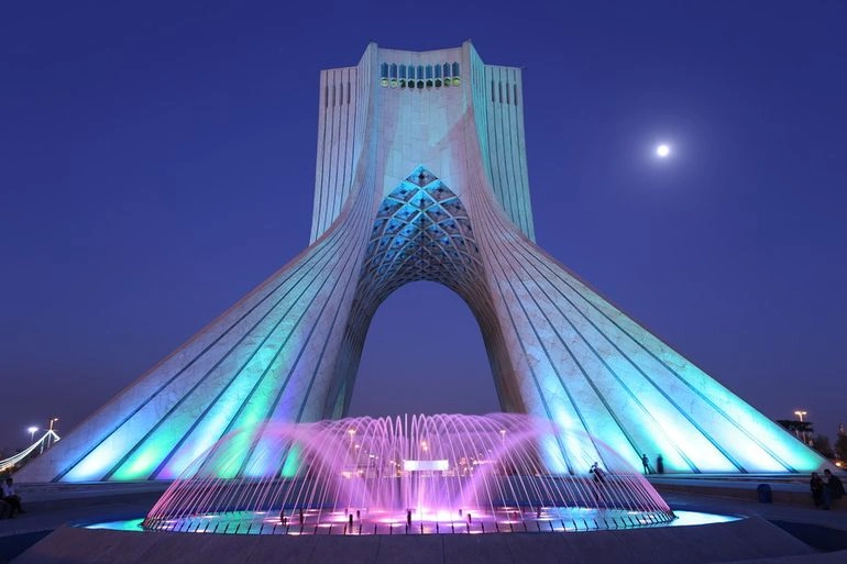 برج آزادی یکی از نمادهای تاریخی و فرهنگی شهر تهران است که همچنان جایگاه ویژهای در میان بهترین مراکز تفریحی تهران دارد.