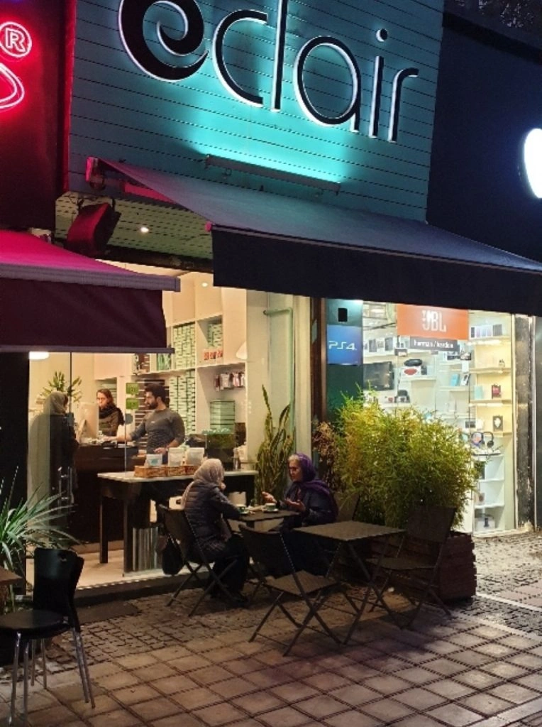 شیرینیفروشی اکلر یکی از خاصترین و بهترین شیرینی فروشی های تهران