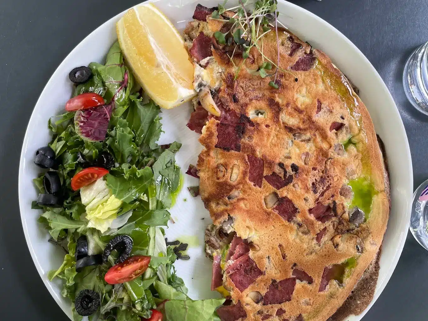 حیاط کافه گالری هاگ